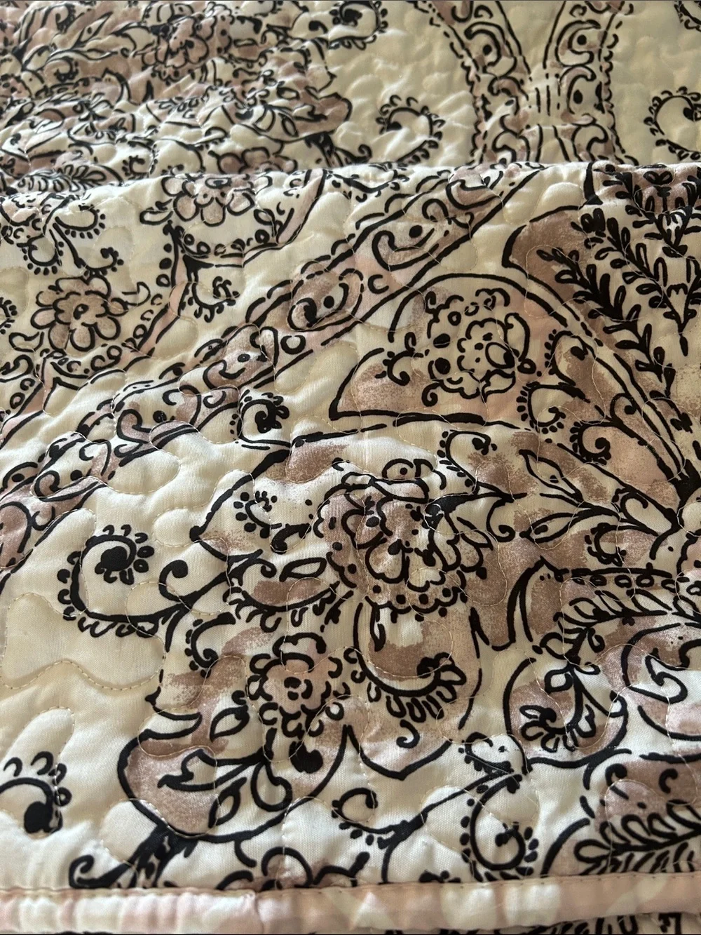 Elegant Damask Quilted Comforter in Pink? White and Black